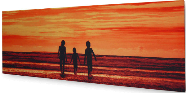 originali-stampe-su-tela immagine di una stampa su tela rettangolare di una romantica foto al tramonto con tre babini che passeggiano con dietro un rosso orizzonte