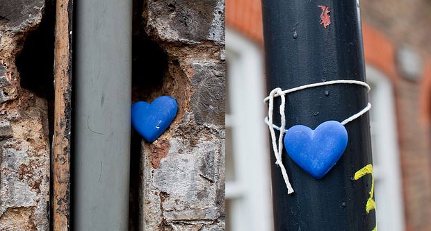 cuoricino blu "spreading love" in East London